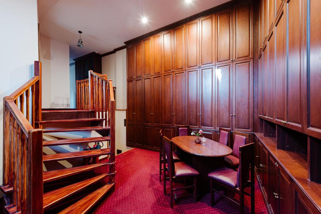 Petra Inn Apartments In Historical Palace Bratislava Bagian luar foto