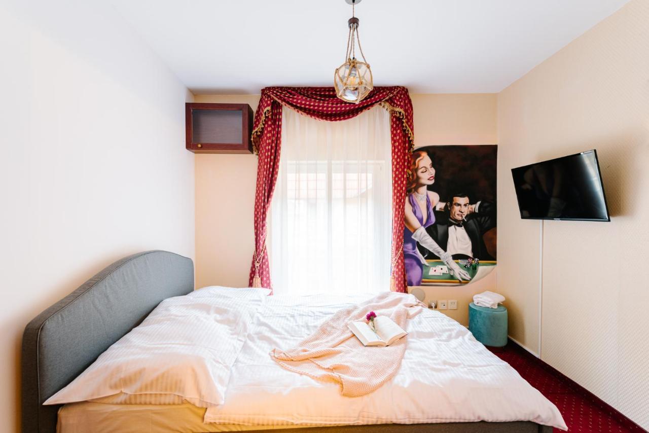 Petra Inn Apartments In Historical Palace Bratislava Bagian luar foto