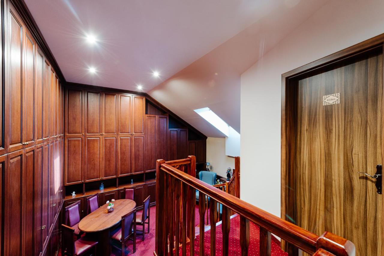 Petra Inn Apartments In Historical Palace Bratislava Bagian luar foto