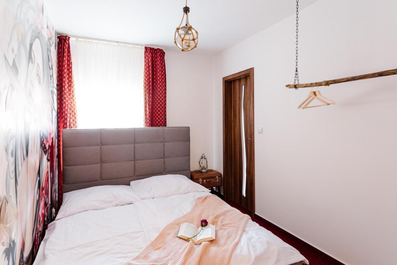 Petra Inn Apartments In Historical Palace Bratislava Bagian luar foto